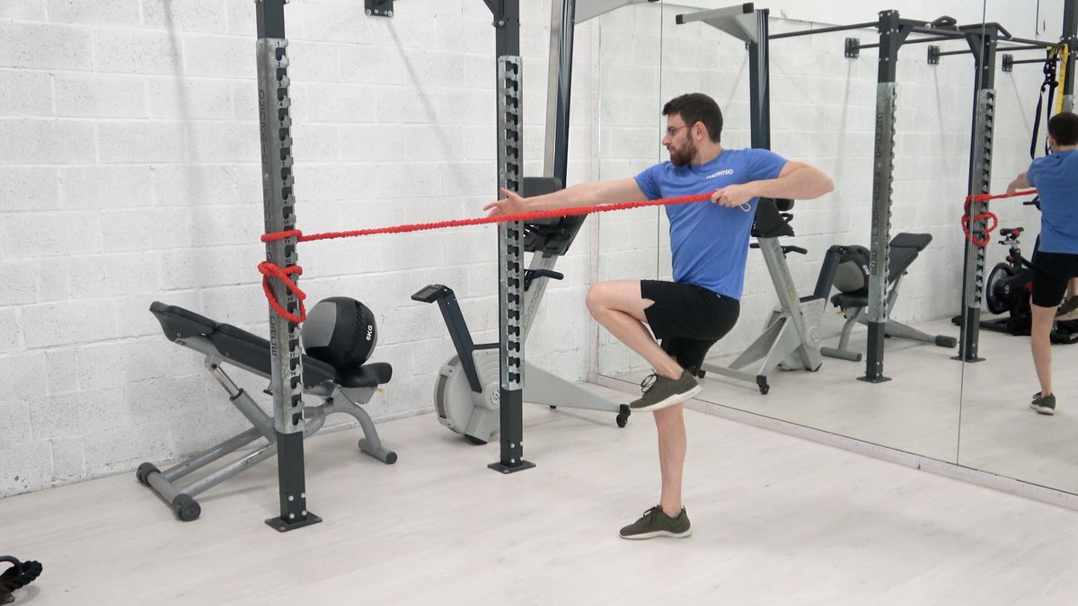 Lunge & Pull With Knee Raise