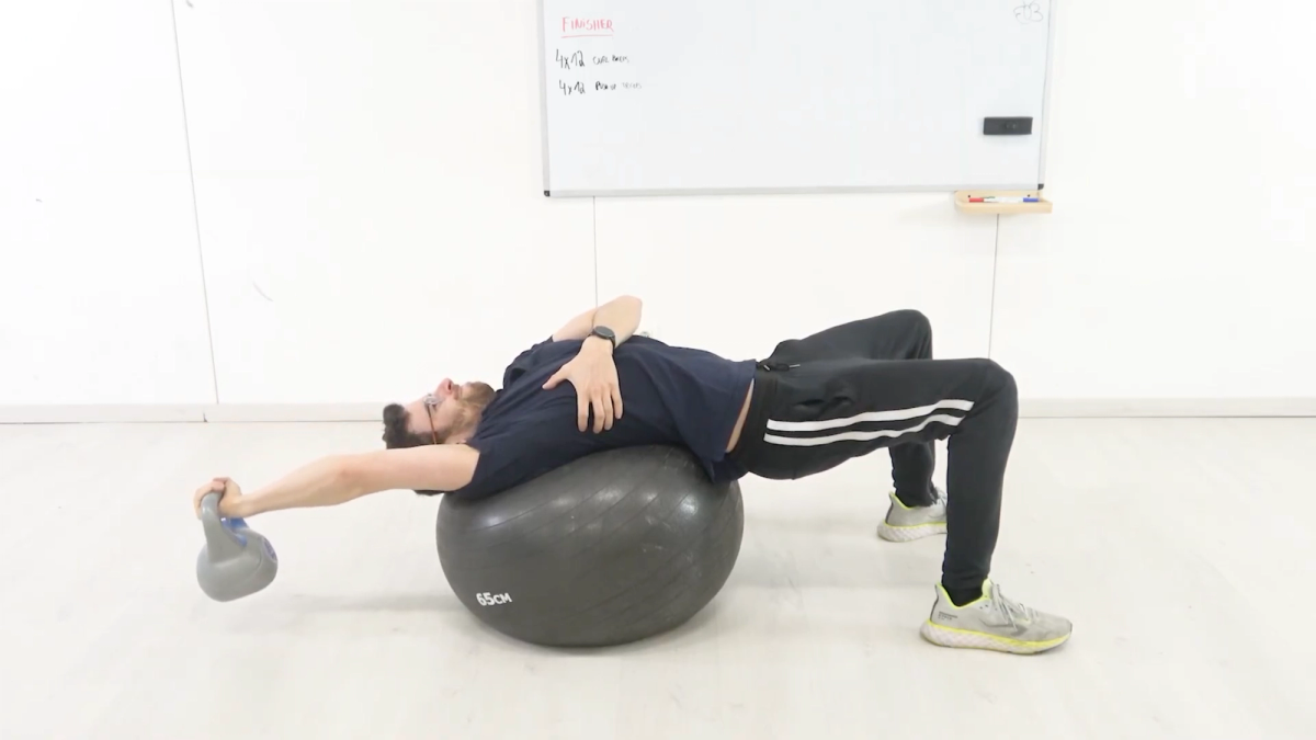 Stabilité de l’épaule sur Swiss Ball avec kettlebell