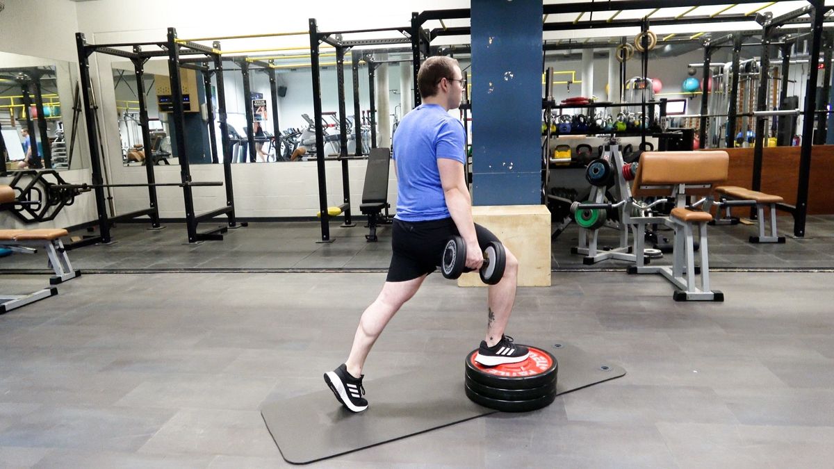 Renforcement des mollets avec charge, pieds décalés