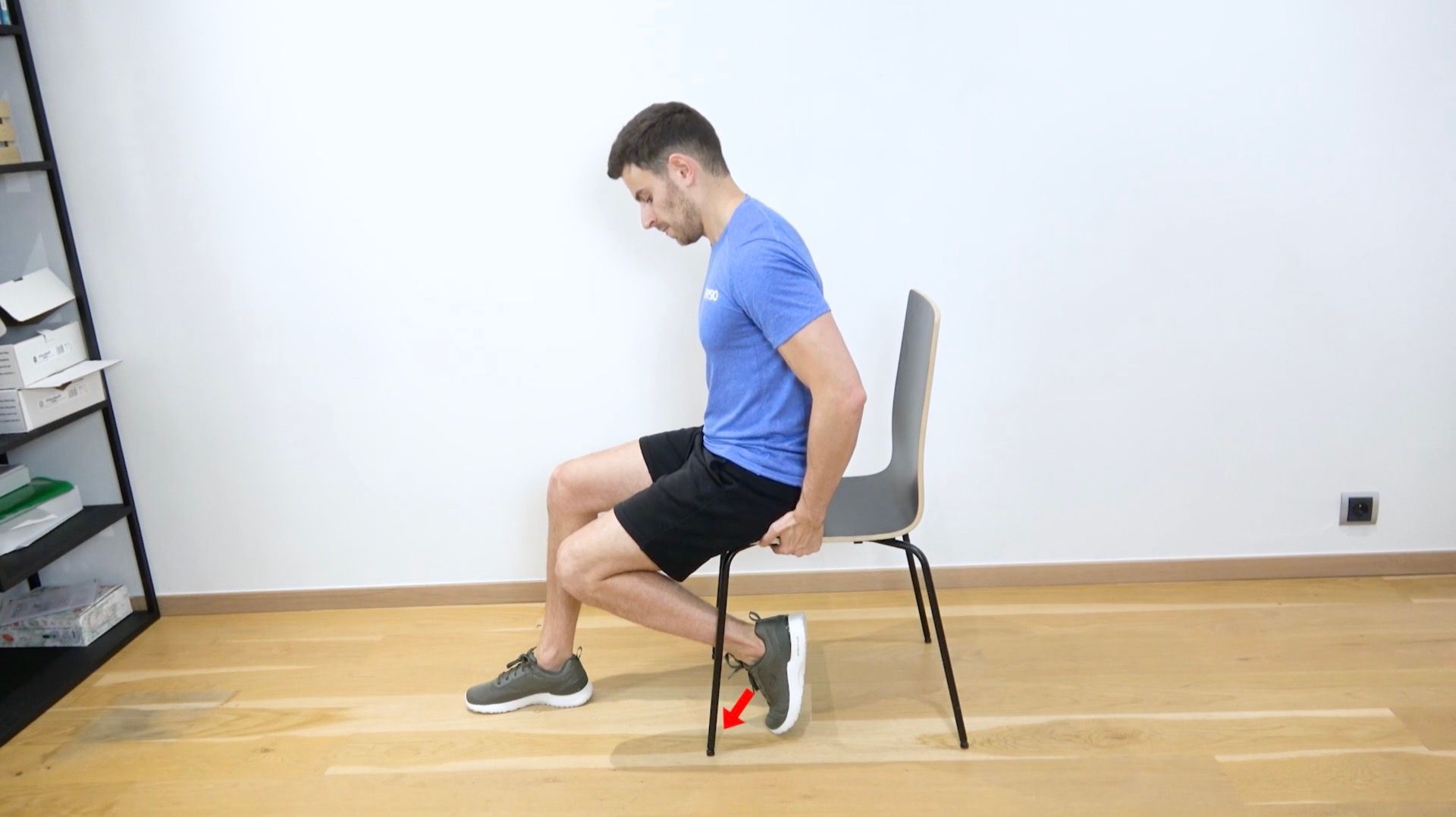 Renforcement isométrique du quadriceps assis (frappe imaginaire)