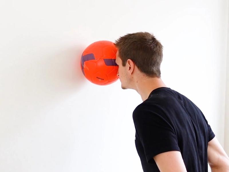 Renforcement cervical isométrique avec ballon, vue 1