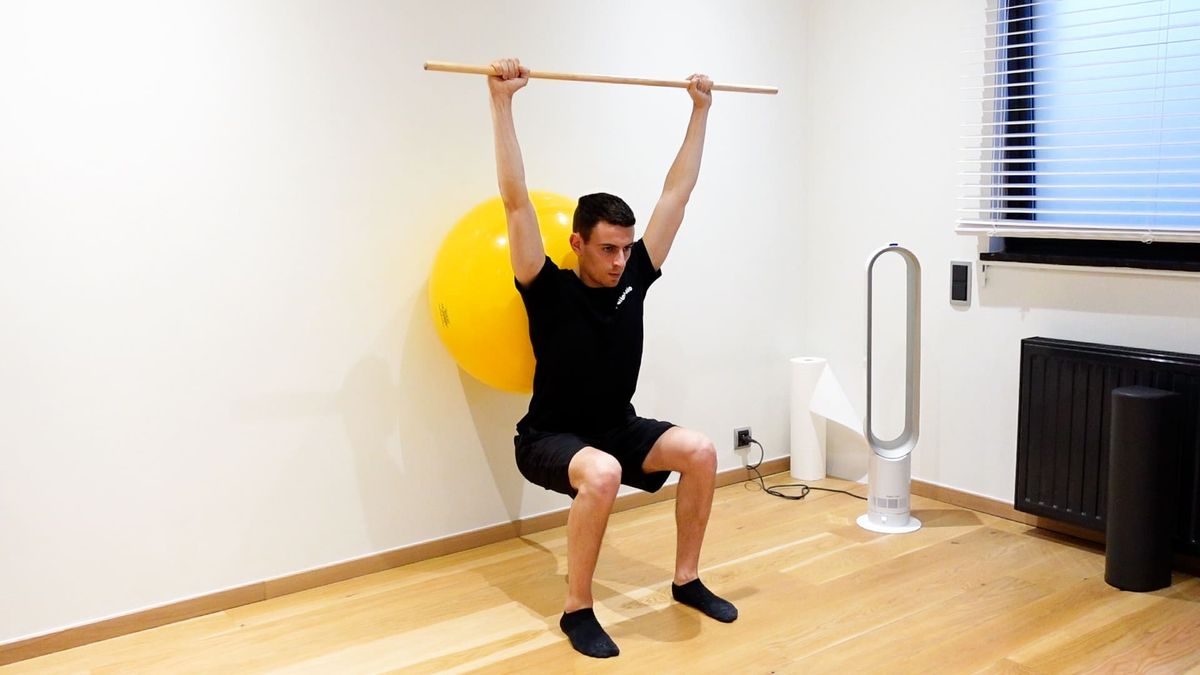 Squat aidé avec SwissBall