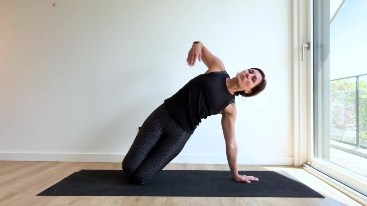 Planche latérale sur les genoux (variante de « Vasisthasana »)