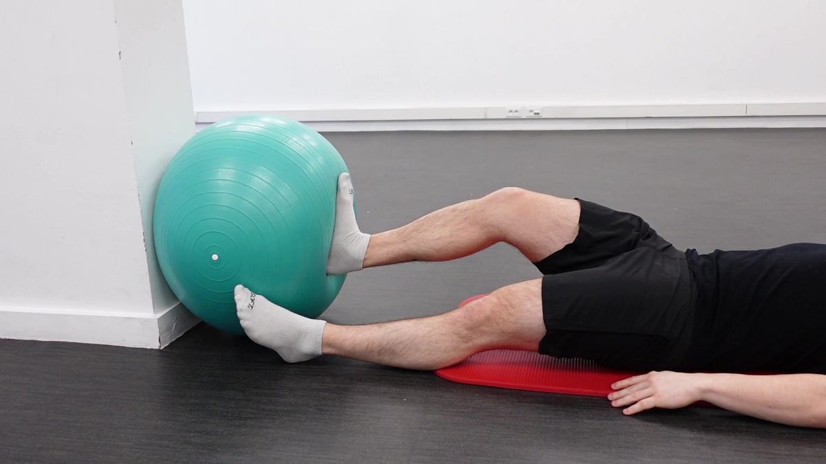 Presse unipodale isométrique sur Swiss Ball au mur