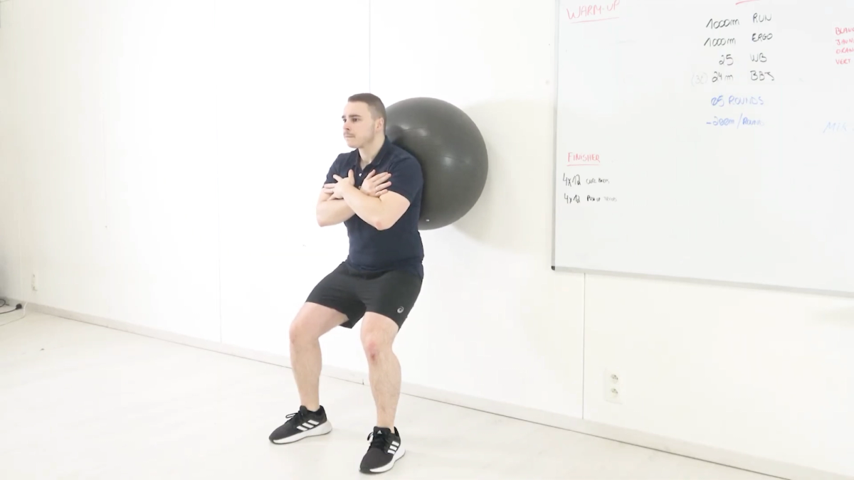 Squat au mur à 45° contre Swiss Ball