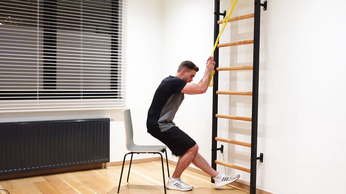 Squat unipodal délesté sur chaise avec élastique