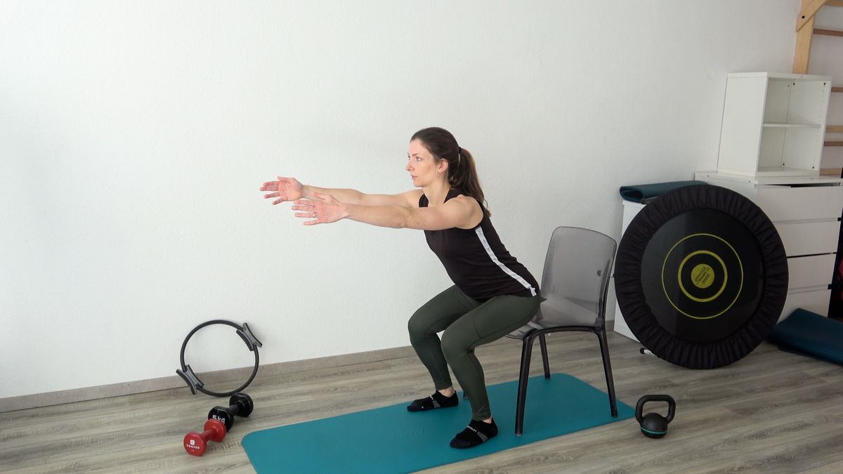 Squat devant une chaise