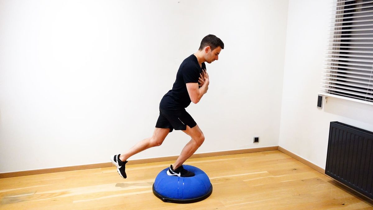Squat unipodal sur Bosu avec mouvement tridirectionnel de la jambe controlatérale