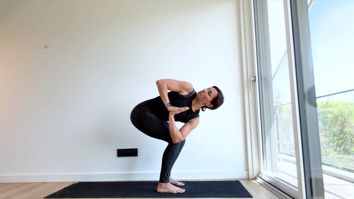 Position chaise en torsion (« Parivrtta Utkatasana »)