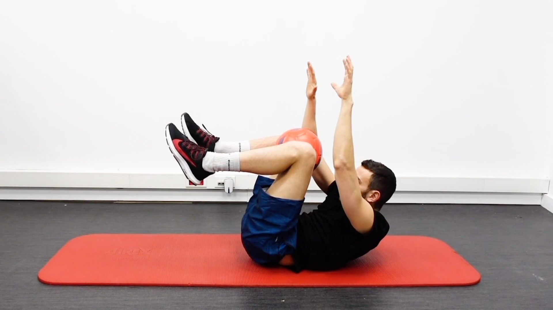 Renforcement abdominaux en synergie avec adduction, couché avec ballon, vue 2