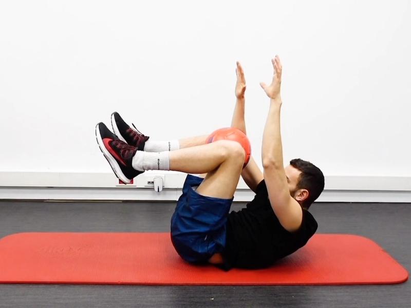 Renforcement abdominaux en synergie avec adduction, couché avec ballon, vue 2