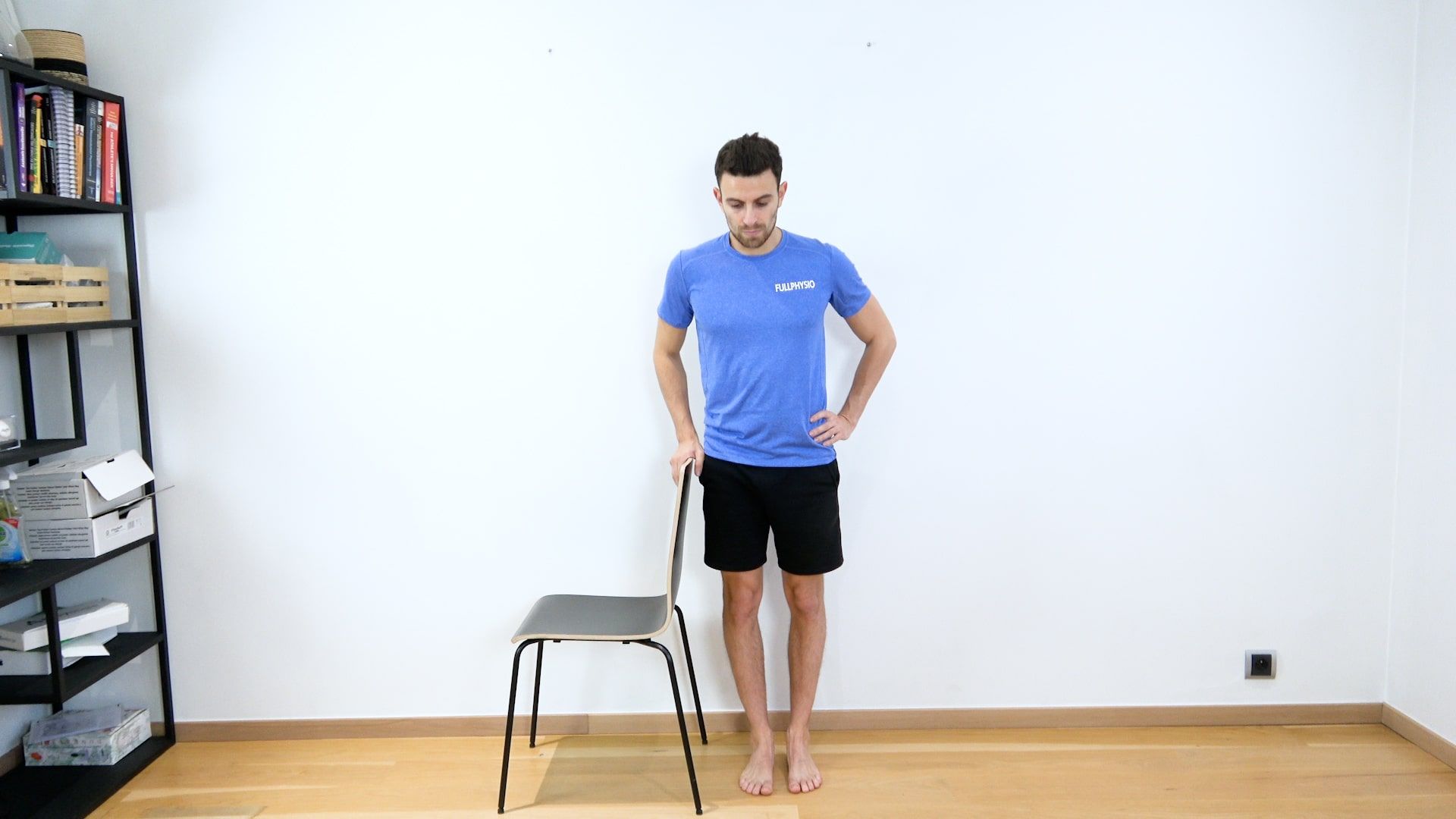 Abduction de hanche debout, chaise sur le côté, vue 1