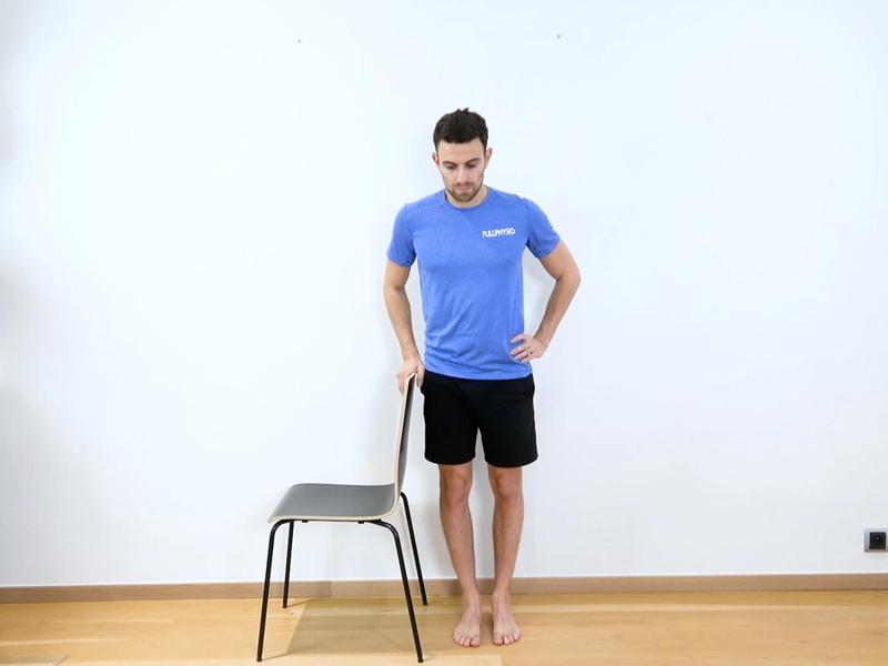 Abduction de hanche debout, chaise sur le côté, vue 1