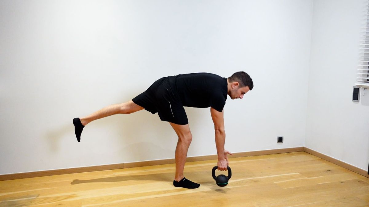 Diver avec kettlebell d'une main à l'autre