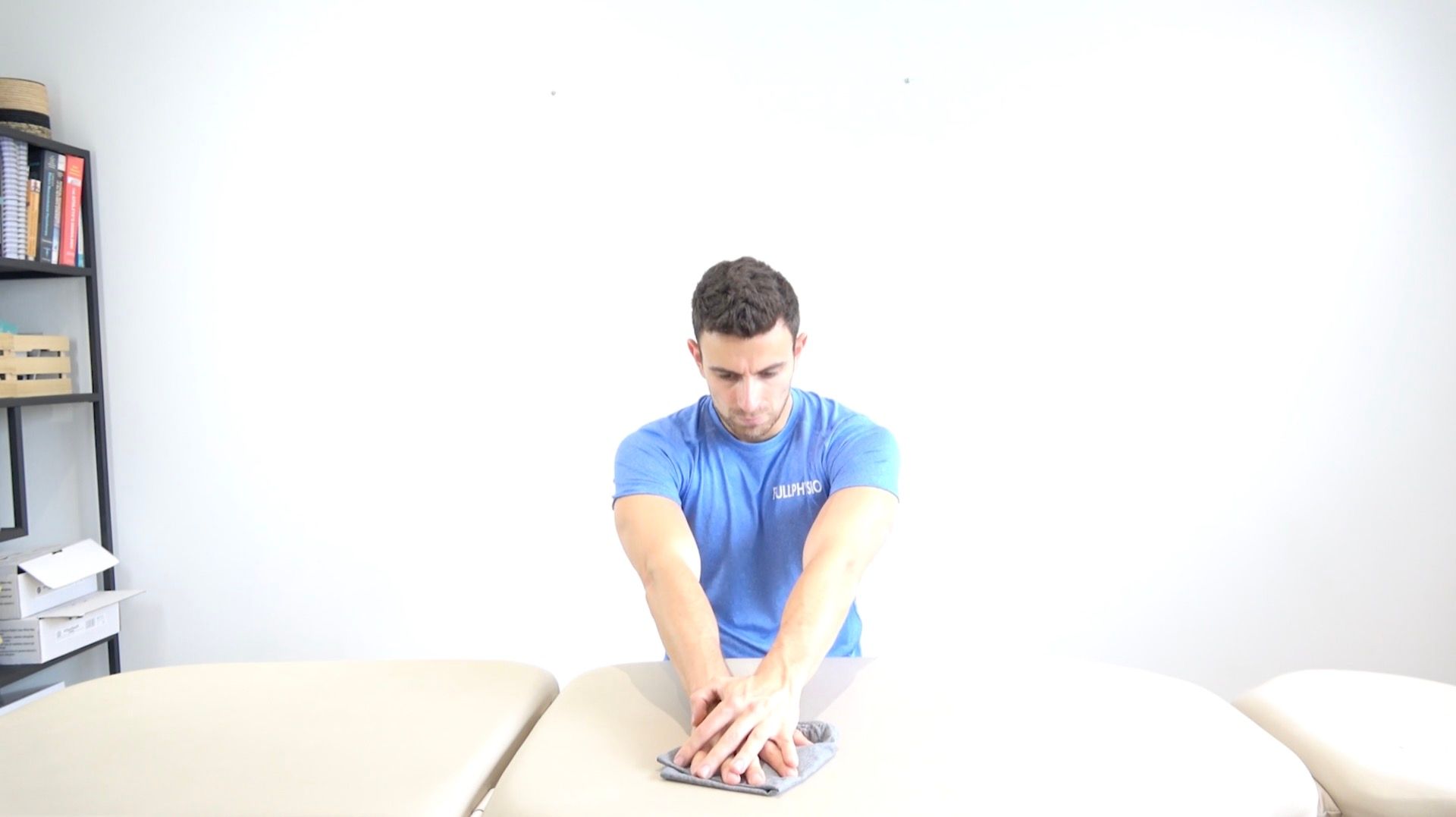 Flexion d'épaule assistée assis, glissé de serviette sur table