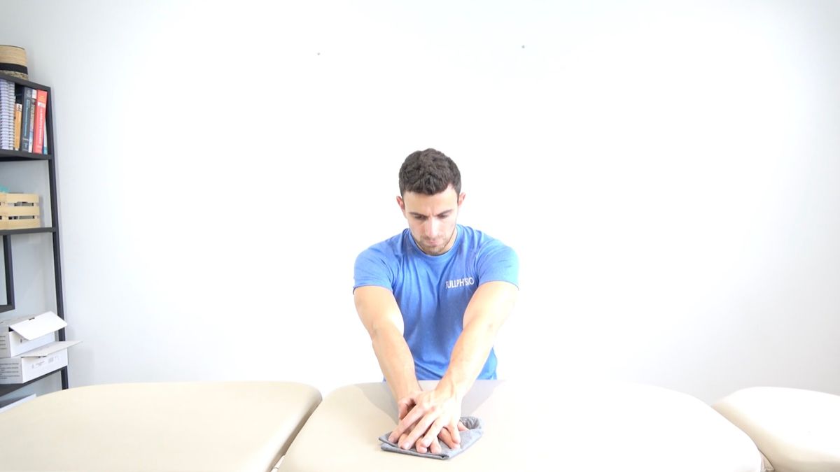 Flexion d'épaule assistée assis, glissé de serviette sur table