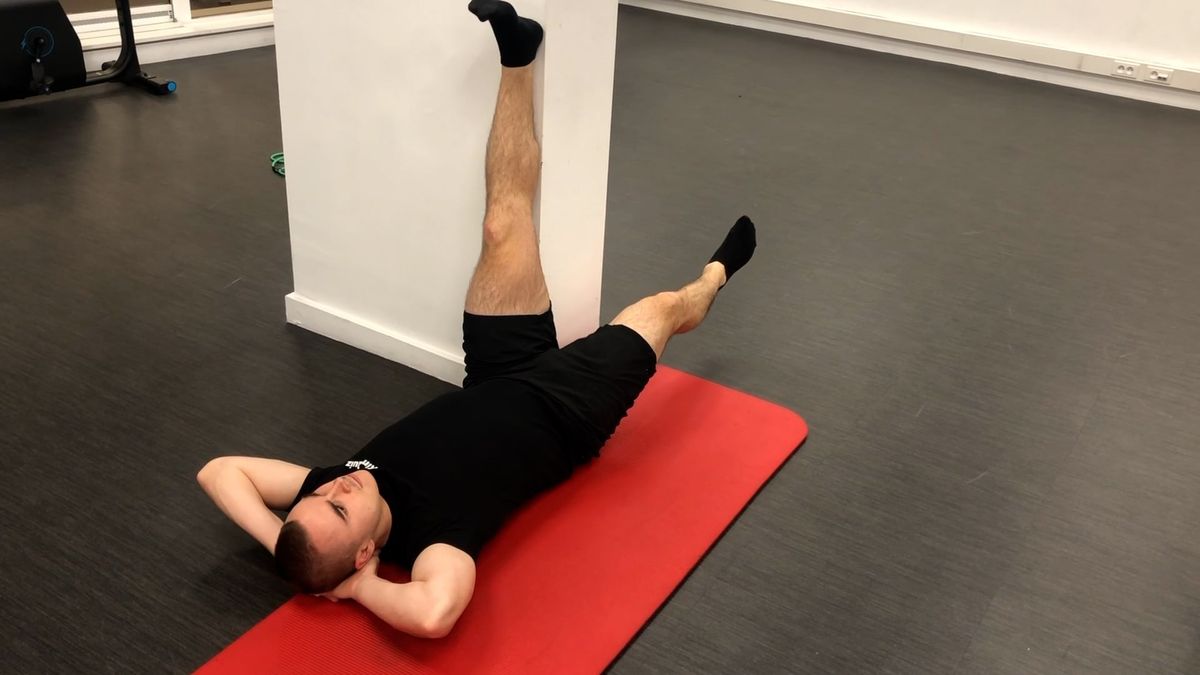 Étirement dynamique des IJ en couché dorsal contre le mur