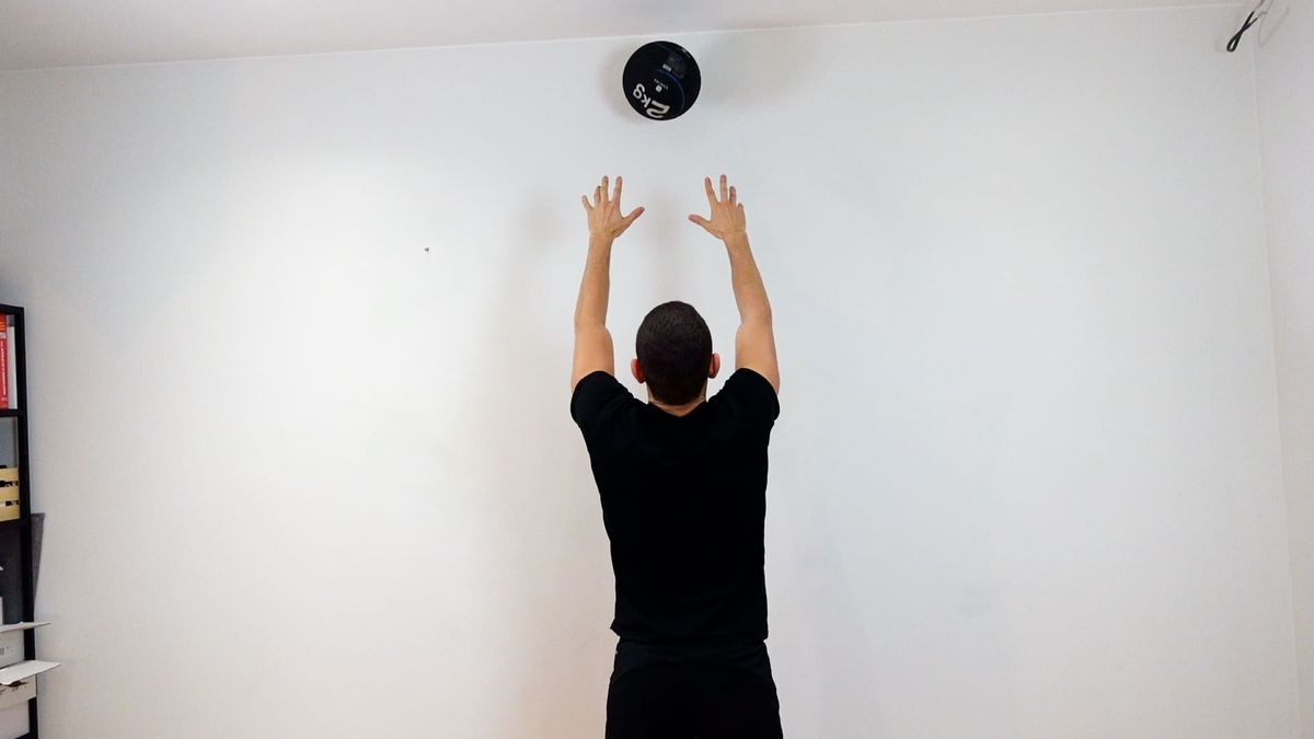 Travail de lancer à deux mains avec Medecine ball