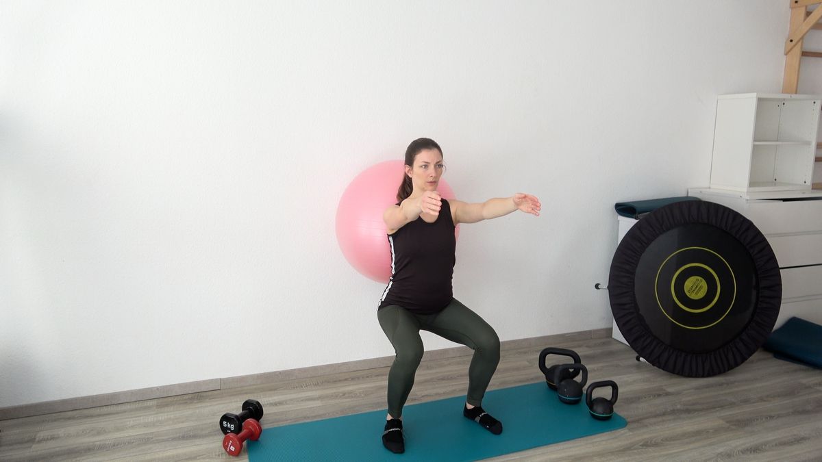 Squats Against Swiss Ball