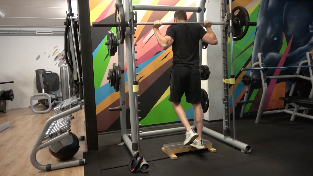 Alternating Single-Leg Isometric Heel Raise