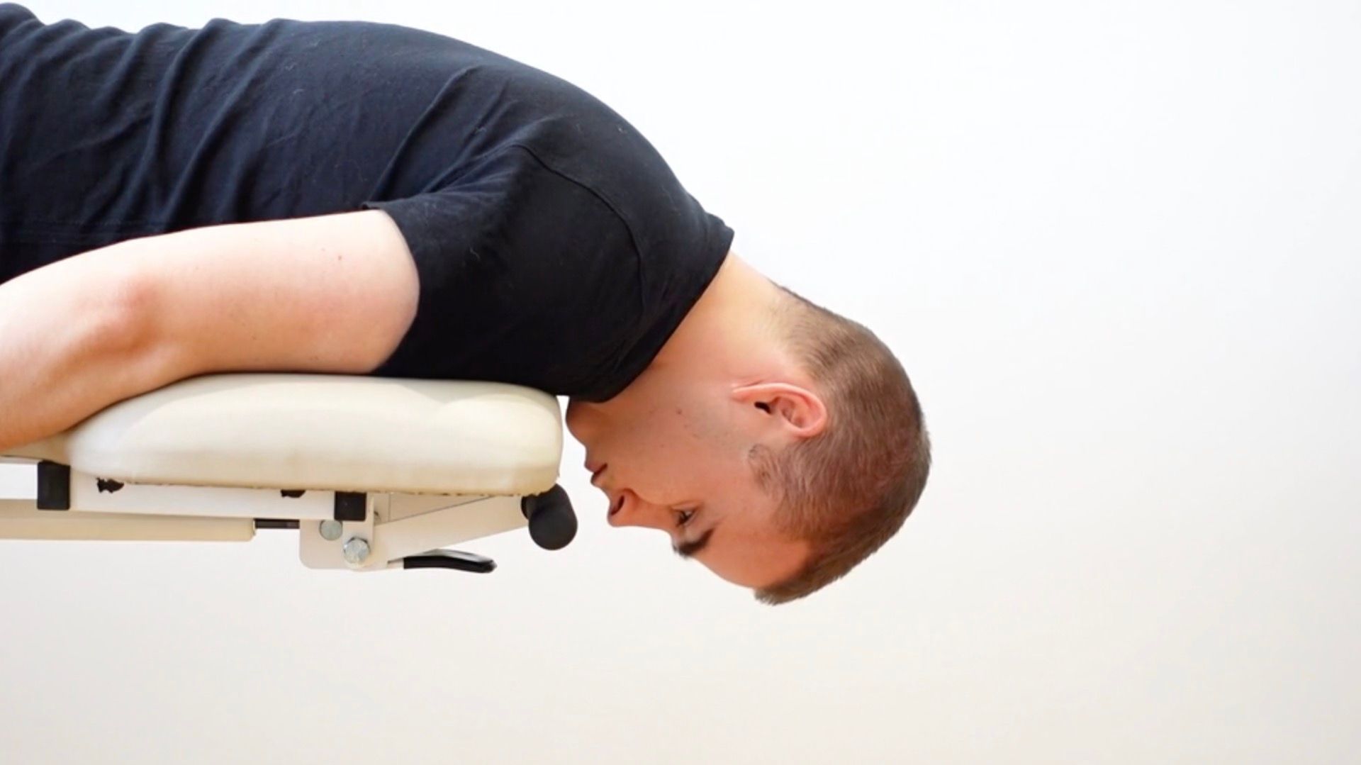 Mobilisation active cervicale en flexion / extension, procubitus, vue 1