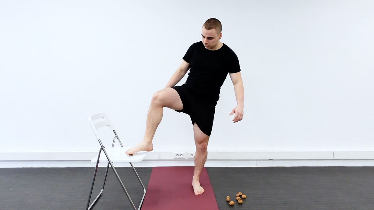 Renforcement des muscles du pied : ramassage d'objets avec les orteils