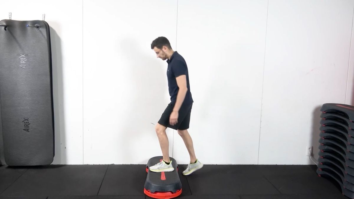 Montée sur marche basse avec appui sur la jambe douloureuse