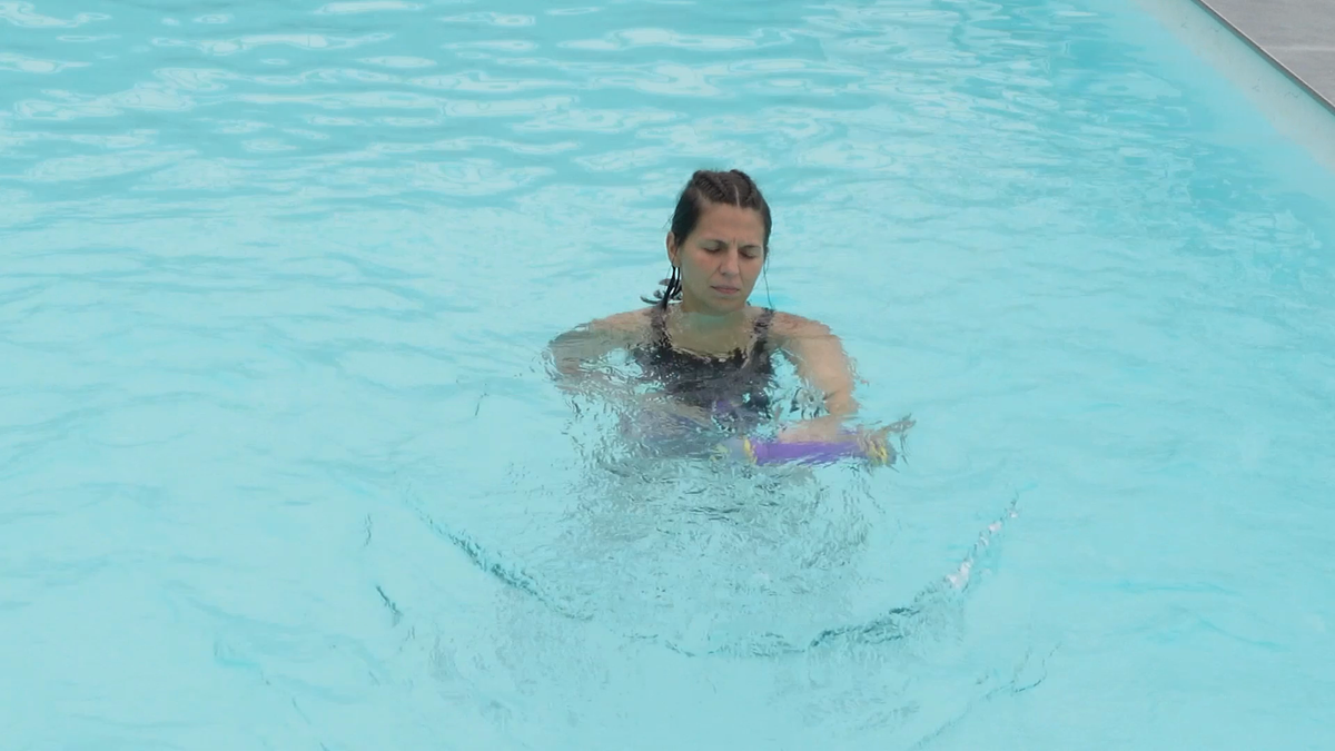 Moulinets des bras avec poids aquatiques