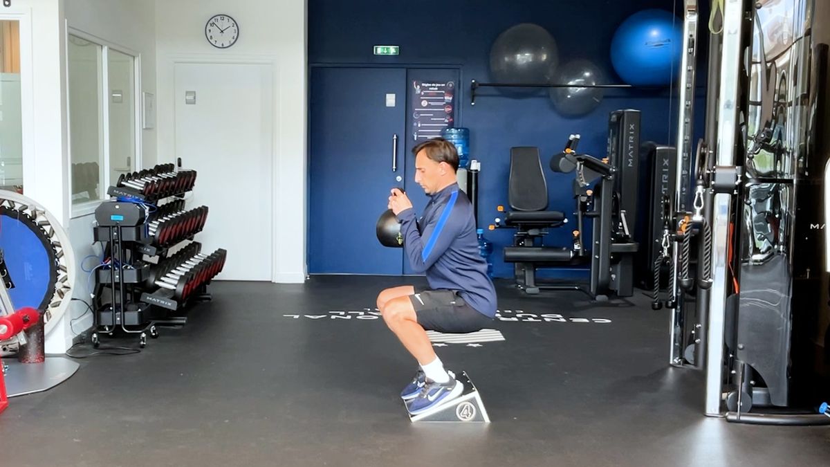 Squat bipodal sur plan incliné avec charge