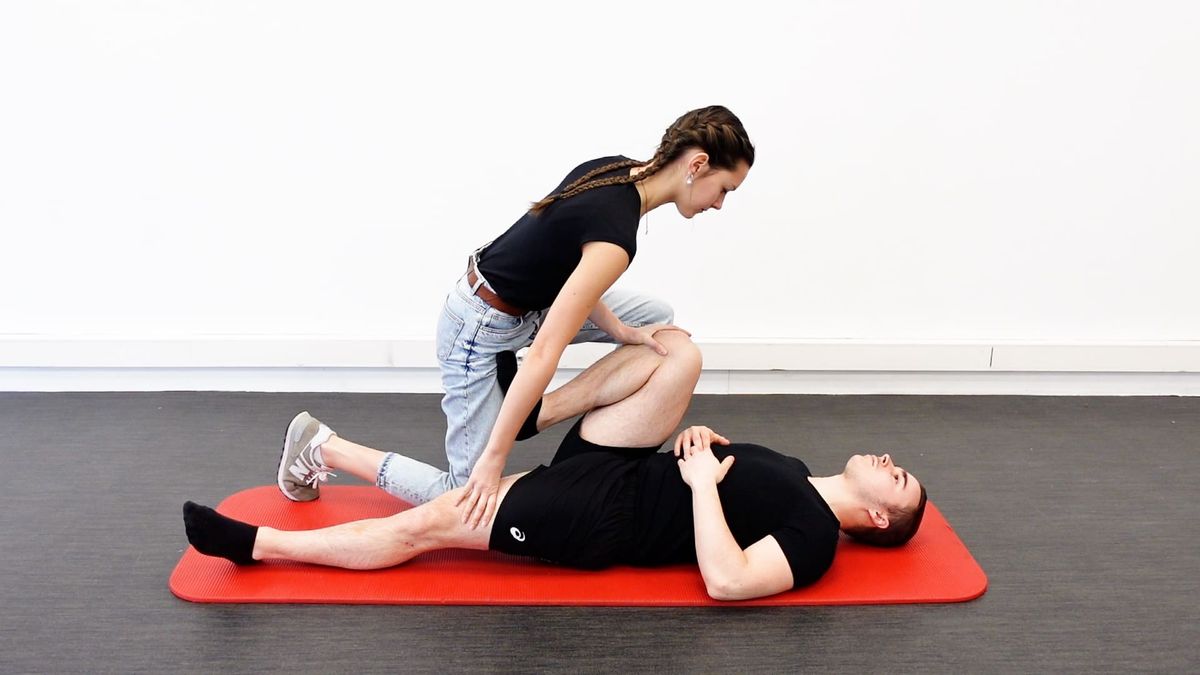 Étirement de l'ilio-psoas en couché dorsal avec le kiné