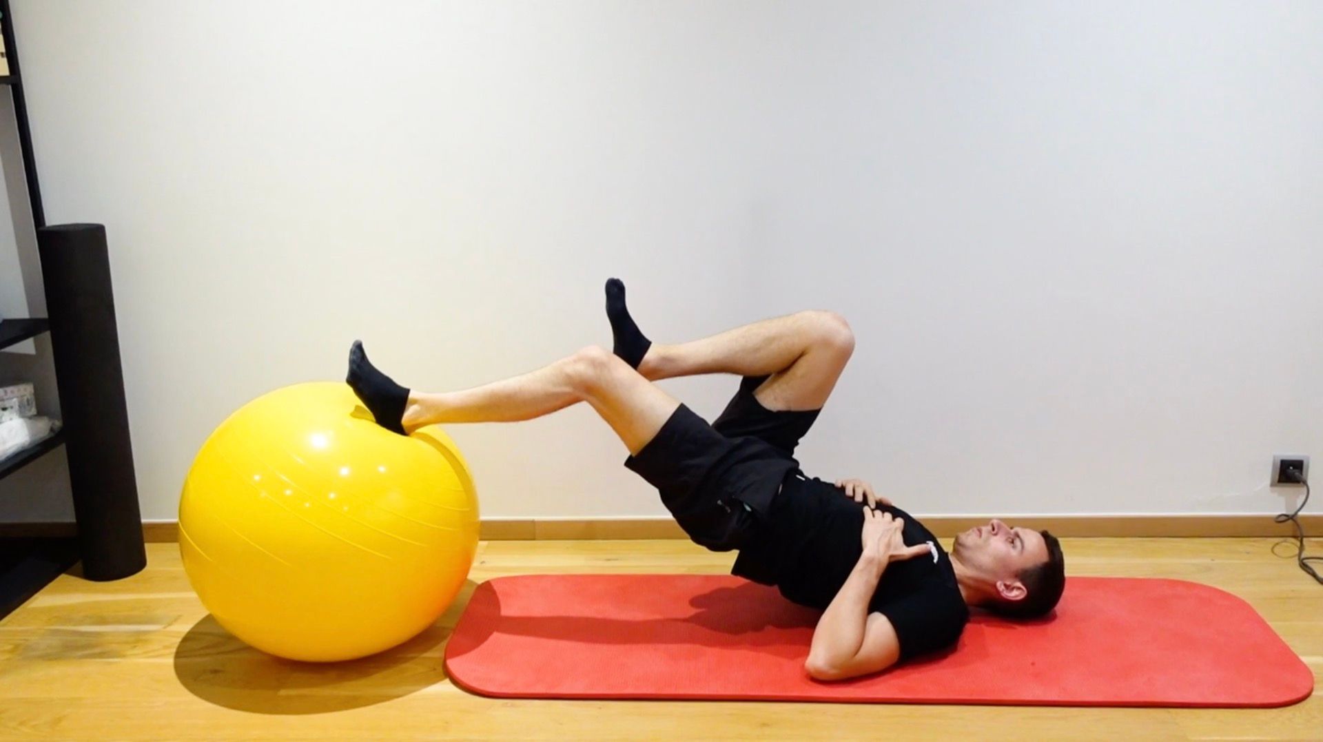 Pont fessier unipodal sur SwissBall, vue 2