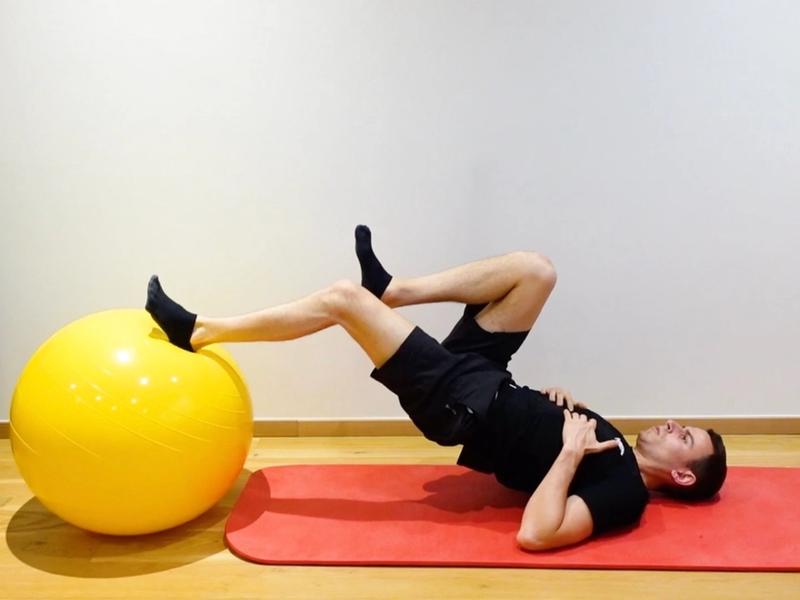 Pont fessier unipodal sur SwissBall, vue 2
