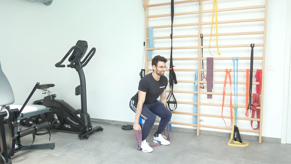 Squat avec élastique sous les pieds