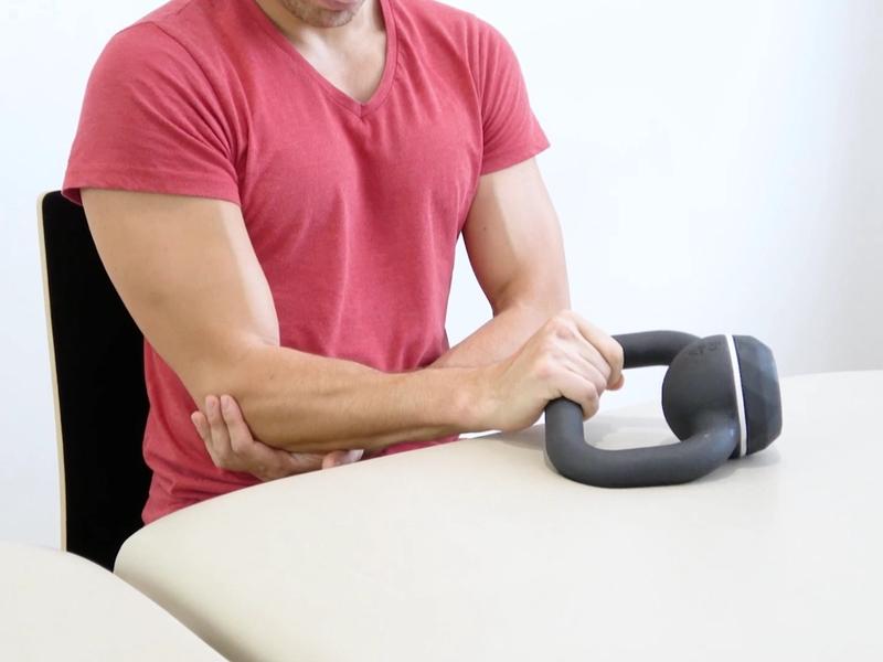 Renforcement pronosupination avec kettlebell, vue 1