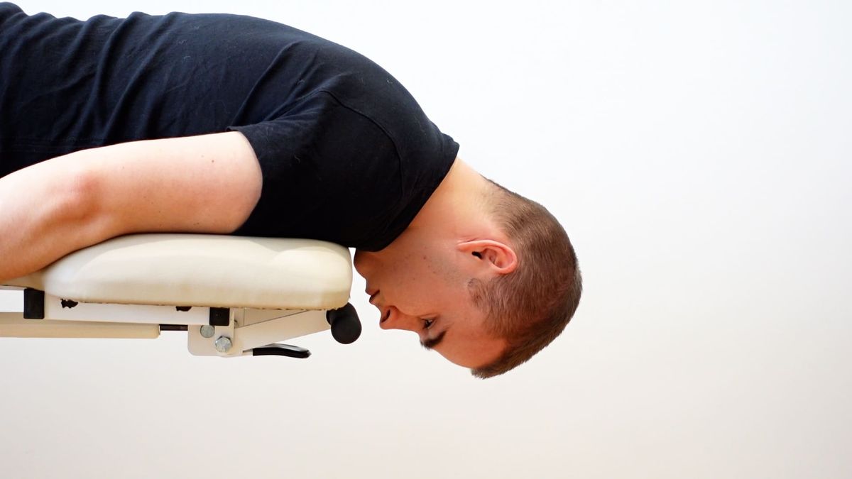 Mobilisation active cervicale en flexion / extension, procubitus