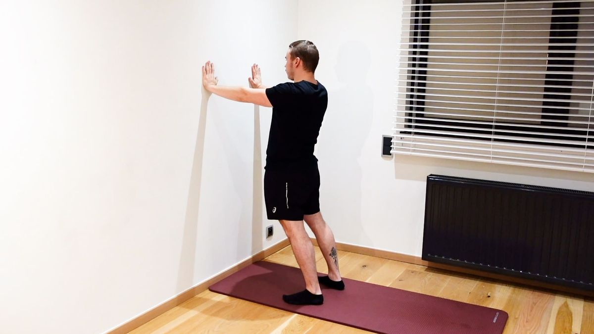 Active Extension Mobilization Against Wall