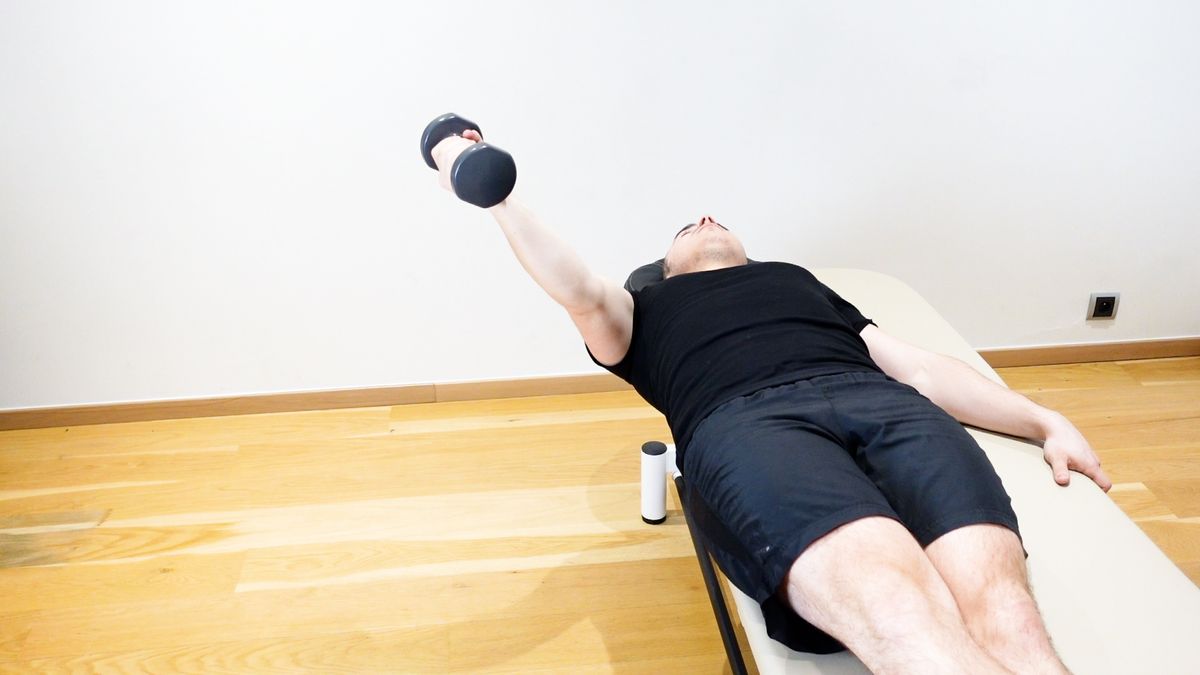 Adduction horizontale d'épaule en couché dorsal avec haltère