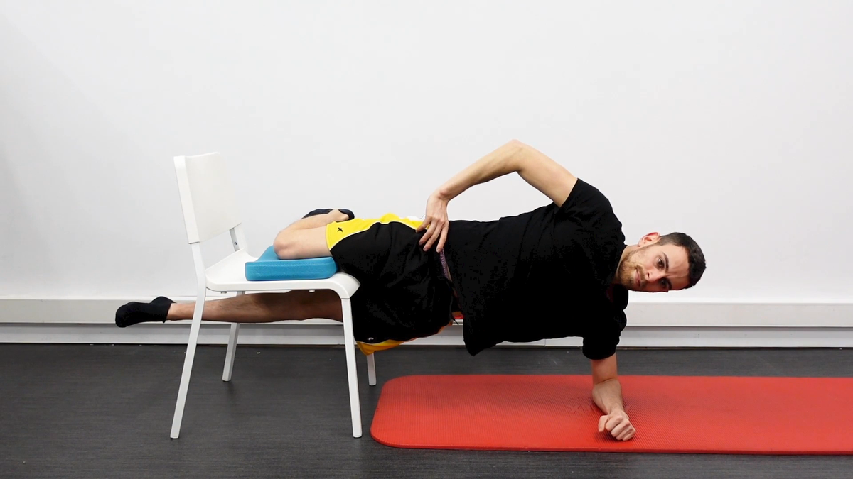 Planche latérale isométrique sur genou, genou du dessous tendu
