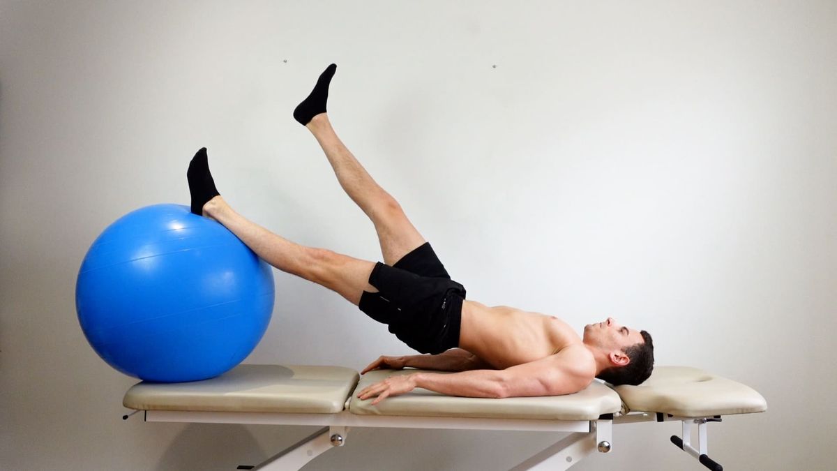 Renforcement du transverse en pont bustier unipodal dynamique sur SwissBall