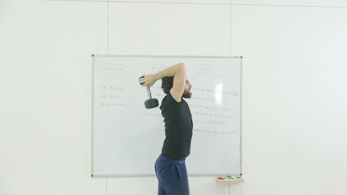 Renforcement triceps debout avec haltère