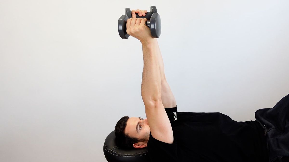 Renforcement du triceps en couché dorsal avec haltères
