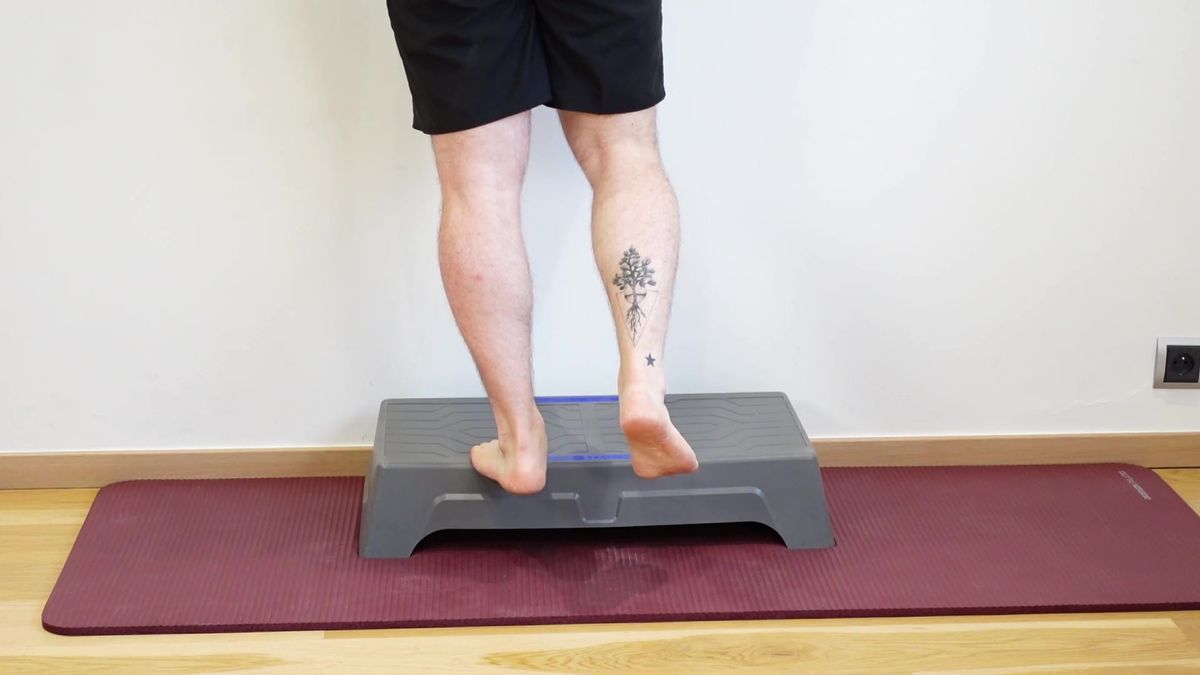 Renforcement excentrique fléchisseurs plantaires sur step