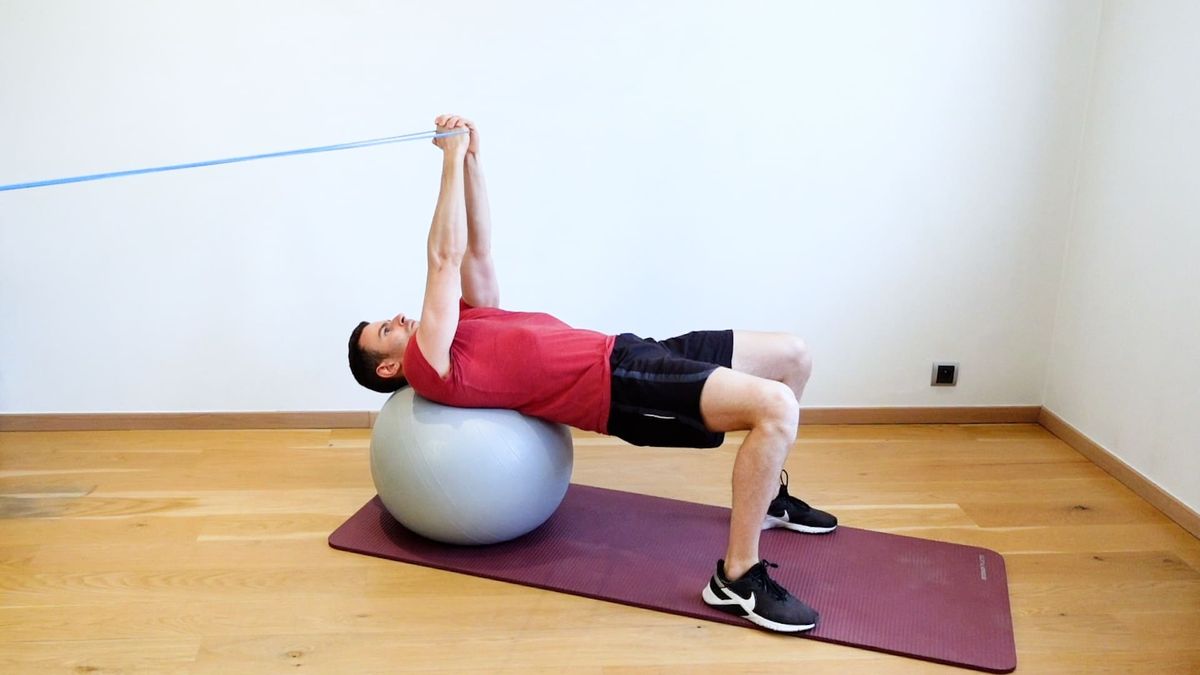Renforcement abdominal en pont fessier sur SwissBall