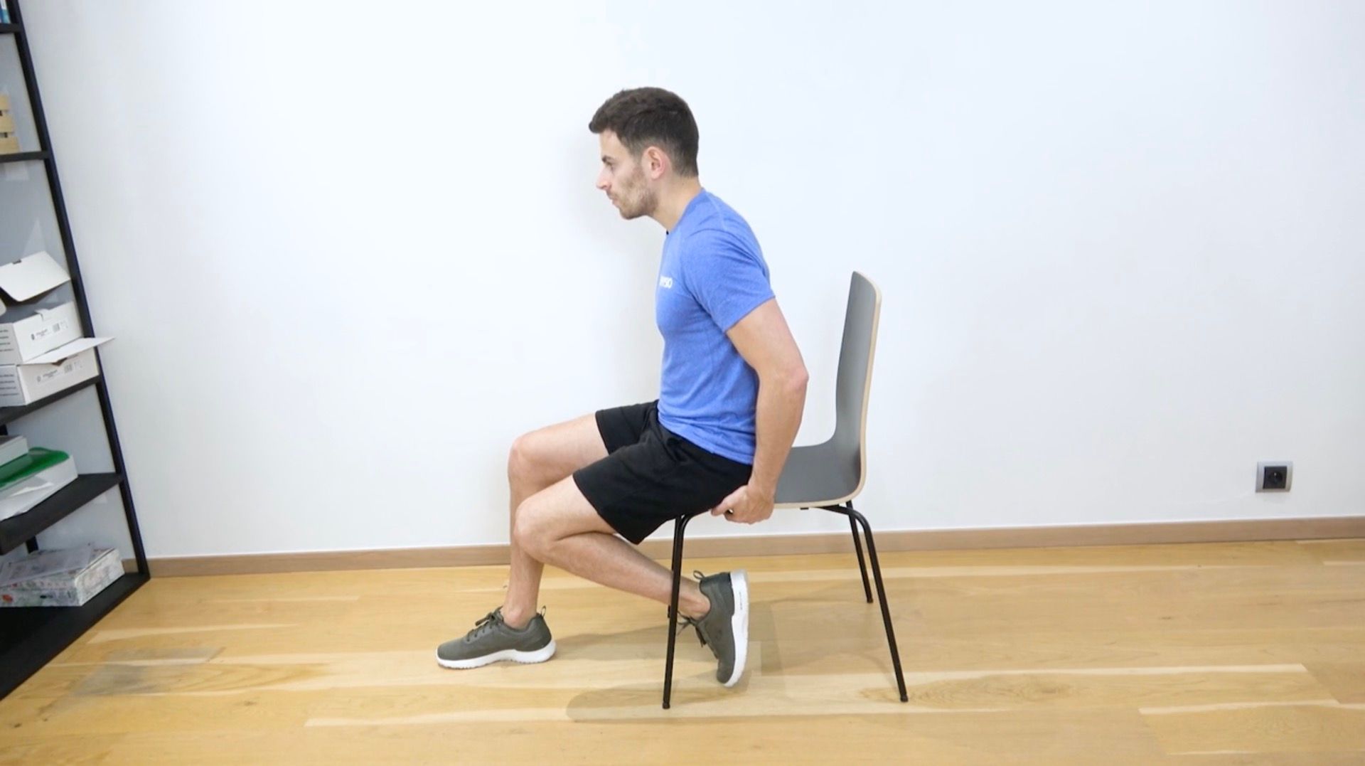Renforcement isométrique du quadriceps assis (frappe imaginaire), vue 1