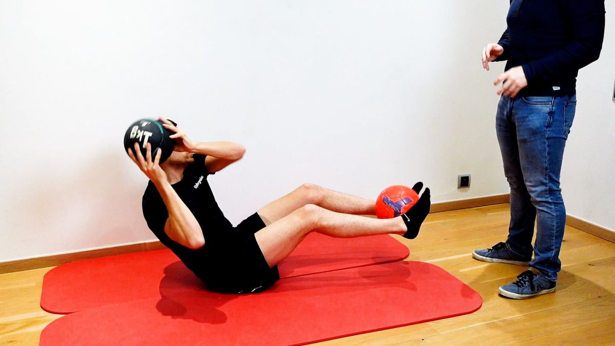 Renforcement abdominal assis avec déstabilisation au medecine ball