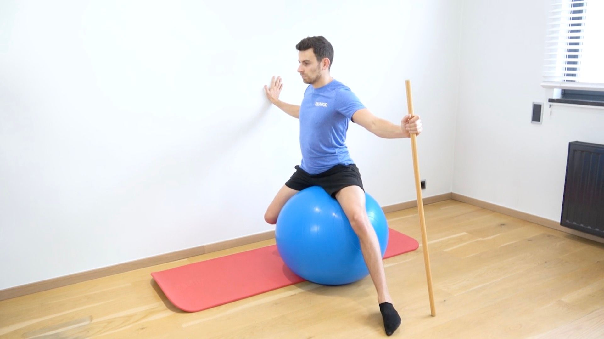 Mobilisation en rotation thoracique sur SwissBall, vue 1