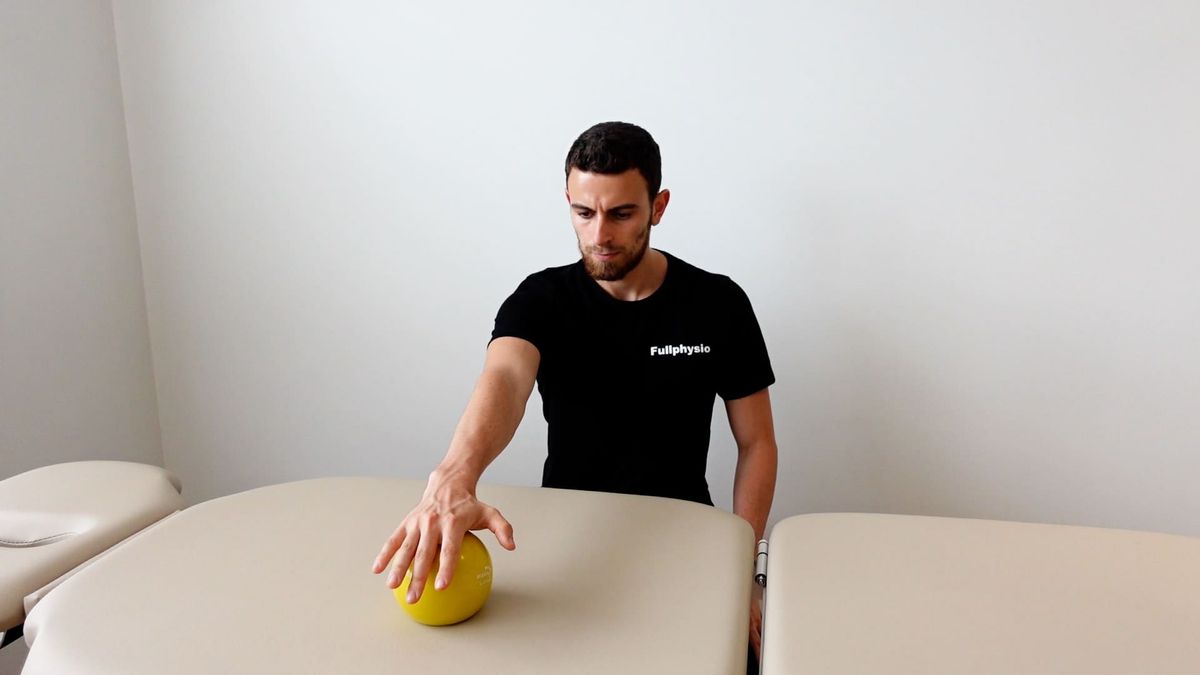 Renforcement isométrique en extension d'épaule assis, ballon sur table