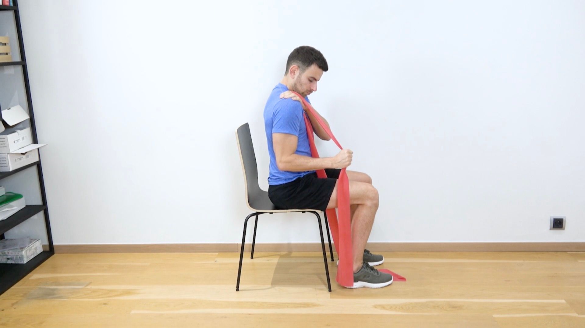 Renforcement du triceps assis avec élastique, vue 1