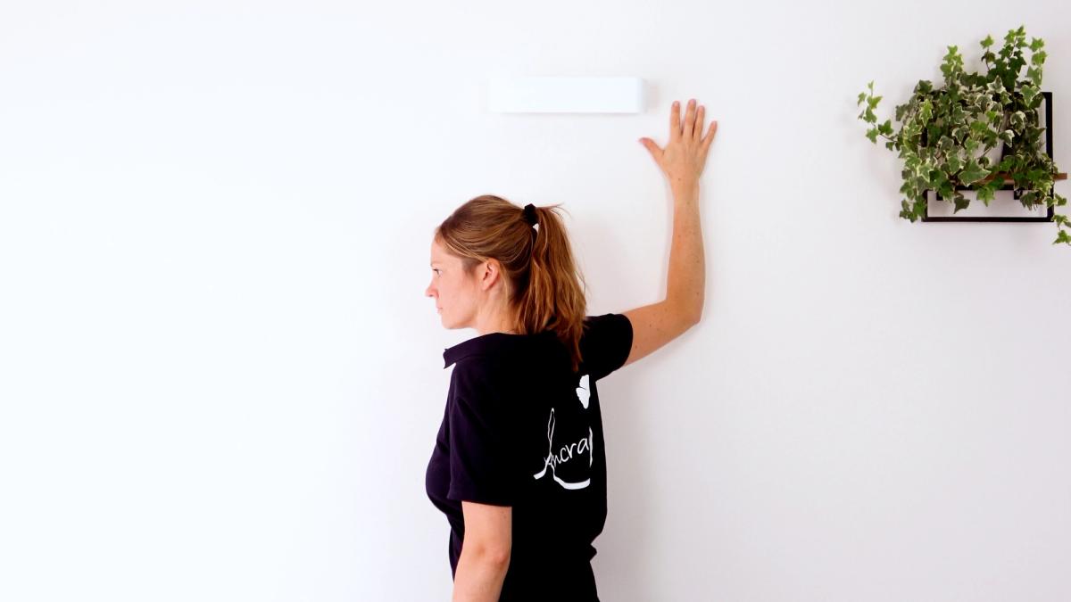 Étirement pectoral contre mur