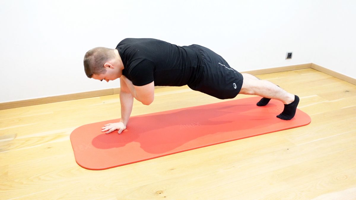 Gainage dynamique main sur l'épaule